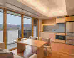 Standard 2BDR Suite with View Bath